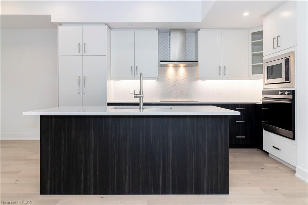 102-5 Wellington Street S, Kitchener, ON - Indoor Photo Showing Kitchen With Upgraded Kitchen