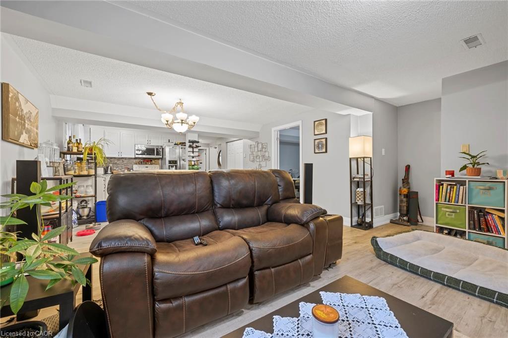 107 Horning Drive, Hamilton, ON - Indoor Photo Showing Living Room