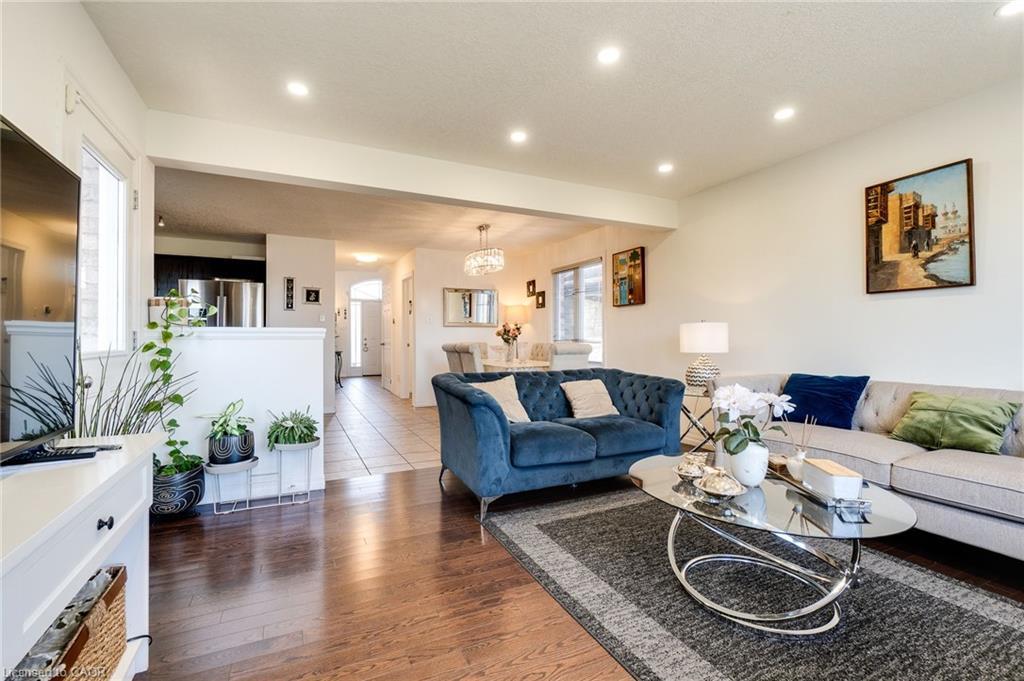 928 Dunblane Court, Kitchener, ON - Indoor Photo Showing Living Room