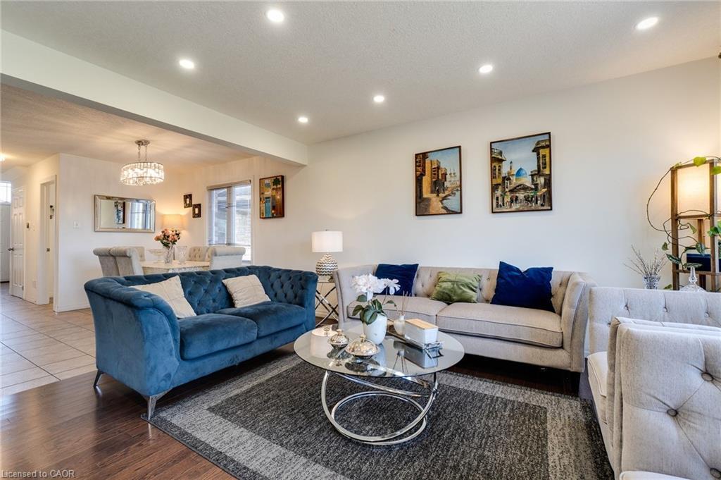 928 Dunblane Court, Kitchener, ON - Indoor Photo Showing Living Room