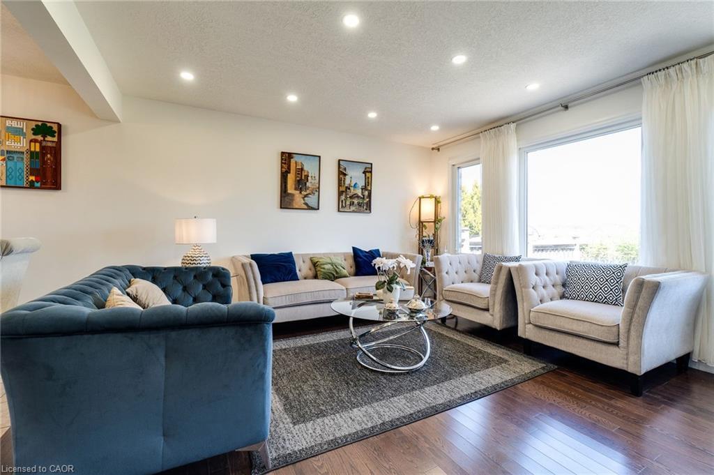 928 Dunblane Court, Kitchener, ON - Indoor Photo Showing Living Room