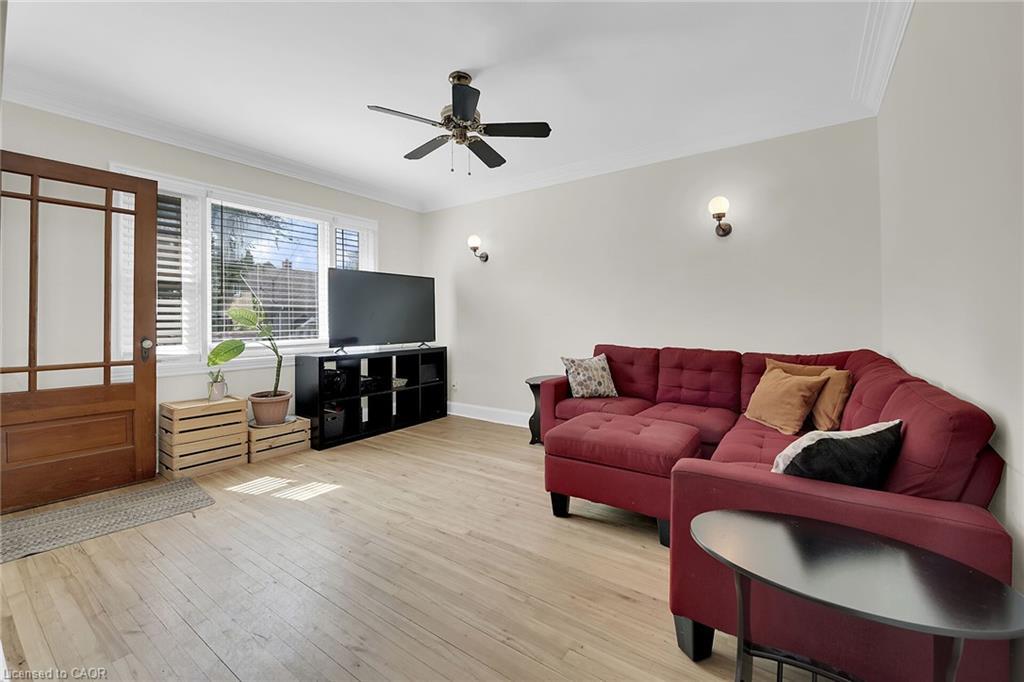 70 Concord Avenue, St. Catharines, ON - Indoor Photo Showing Living Room