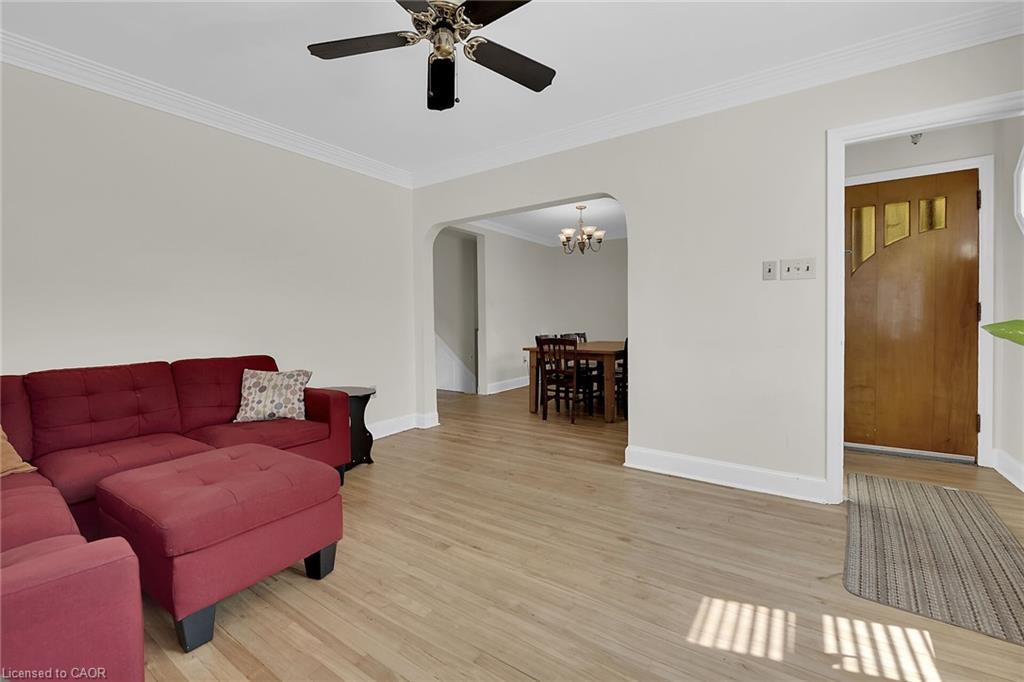 70 Concord Avenue, St. Catharines, ON - Indoor Photo Showing Living Room