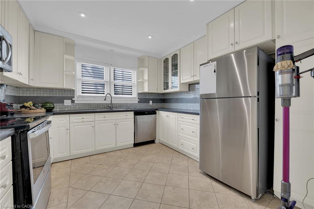 70 Concord Avenue, St. Catharines, ON - Indoor Photo Showing Kitchen