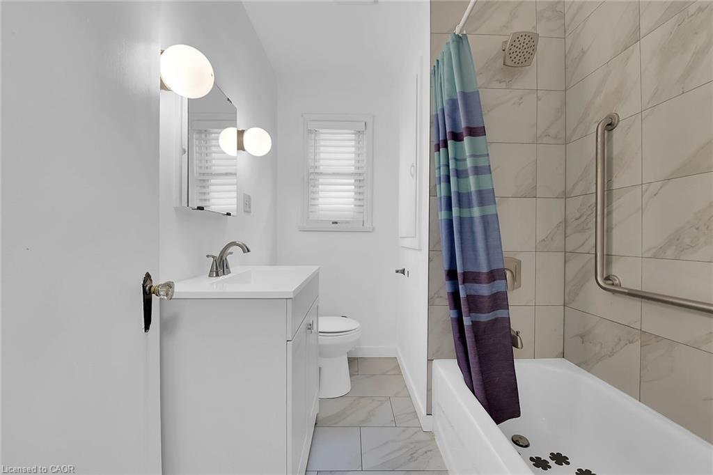 70 Concord Avenue, St. Catharines, ON - Indoor Photo Showing Bathroom