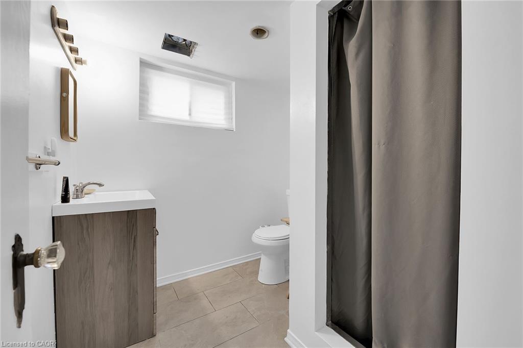 70 Concord Avenue, St. Catharines, ON - Indoor Photo Showing Bathroom