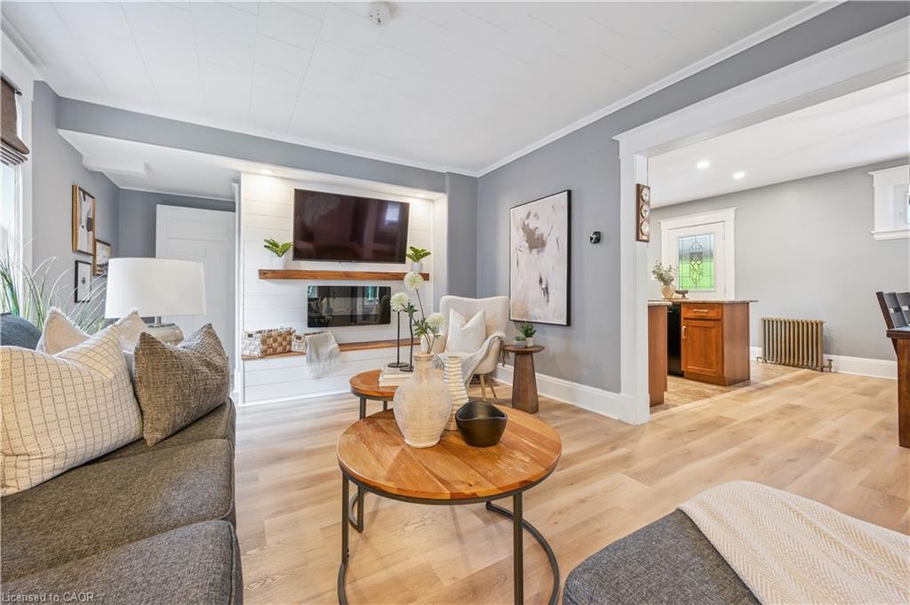 310 Kitchener Road, Cambridge, ON - Indoor Photo Showing Living Room With Fireplace