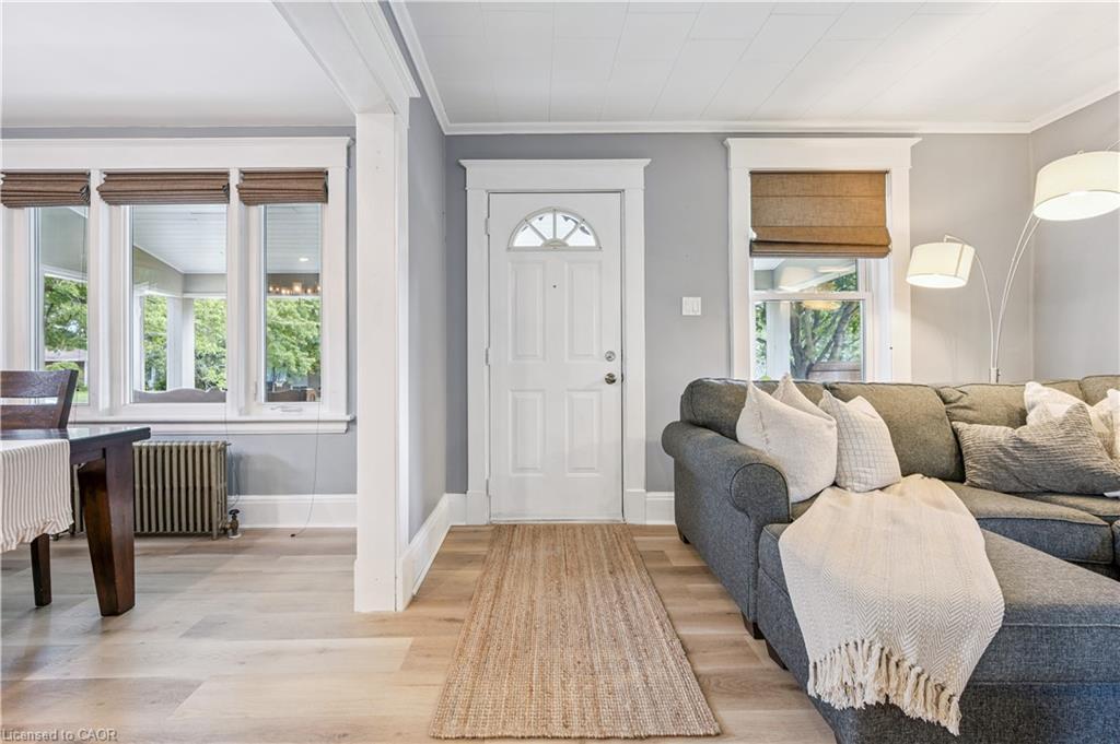 310 Kitchener Road, Cambridge, ON - Indoor Photo Showing Living Room