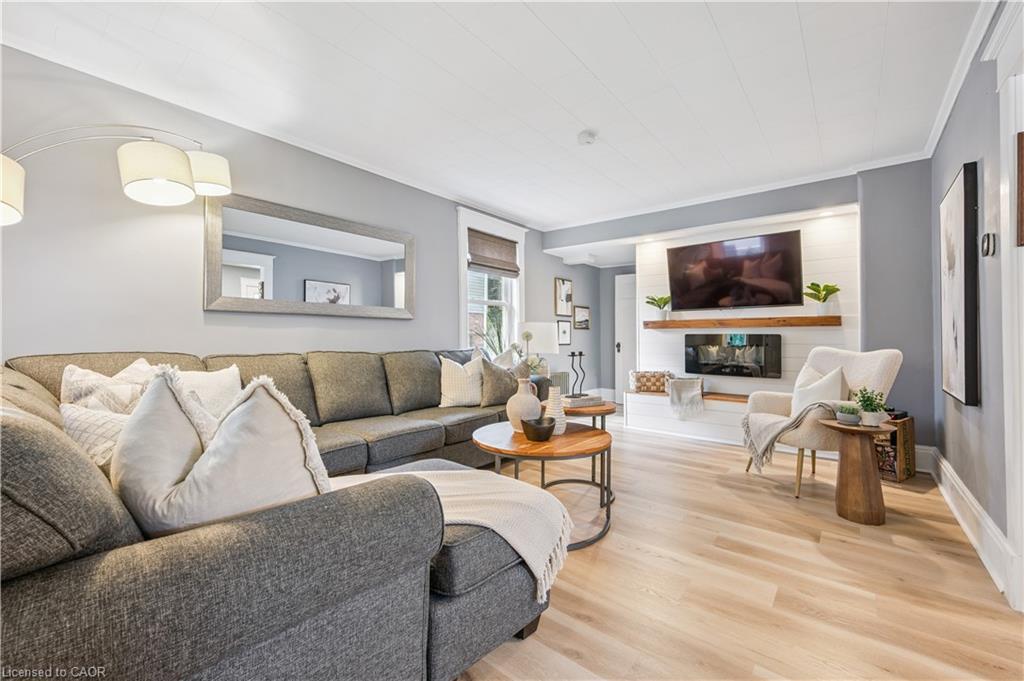 310 Kitchener Road, Cambridge, ON - Indoor Photo Showing Living Room