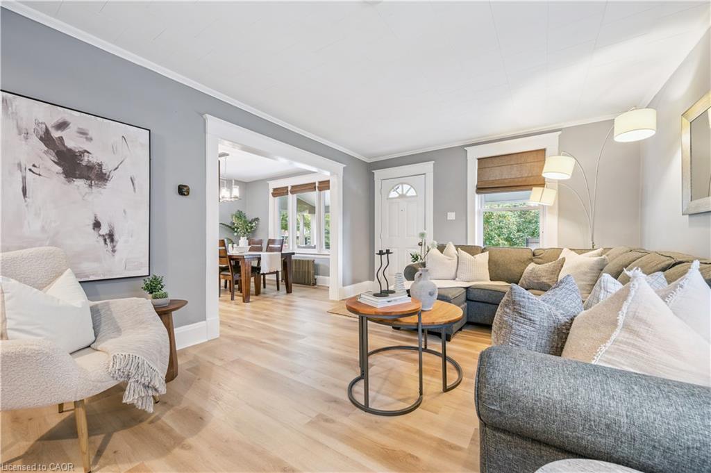 310 Kitchener Road, Cambridge, ON - Indoor Photo Showing Living Room