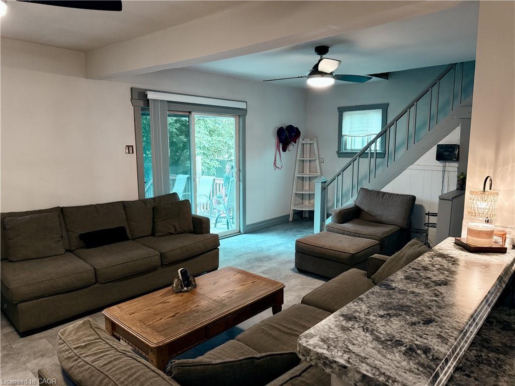33 Cozy Street, Welland, ON - Indoor Photo Showing Living Room