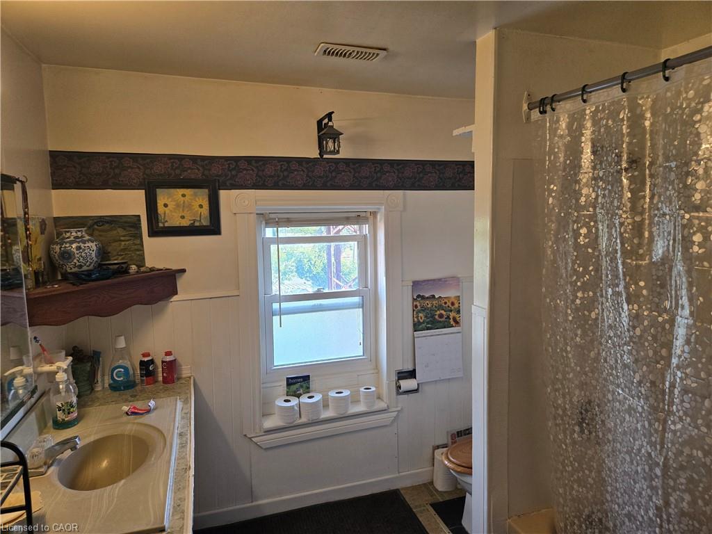 13 Talbot Street E, Cayuga, ON - Indoor Photo Showing Bathroom