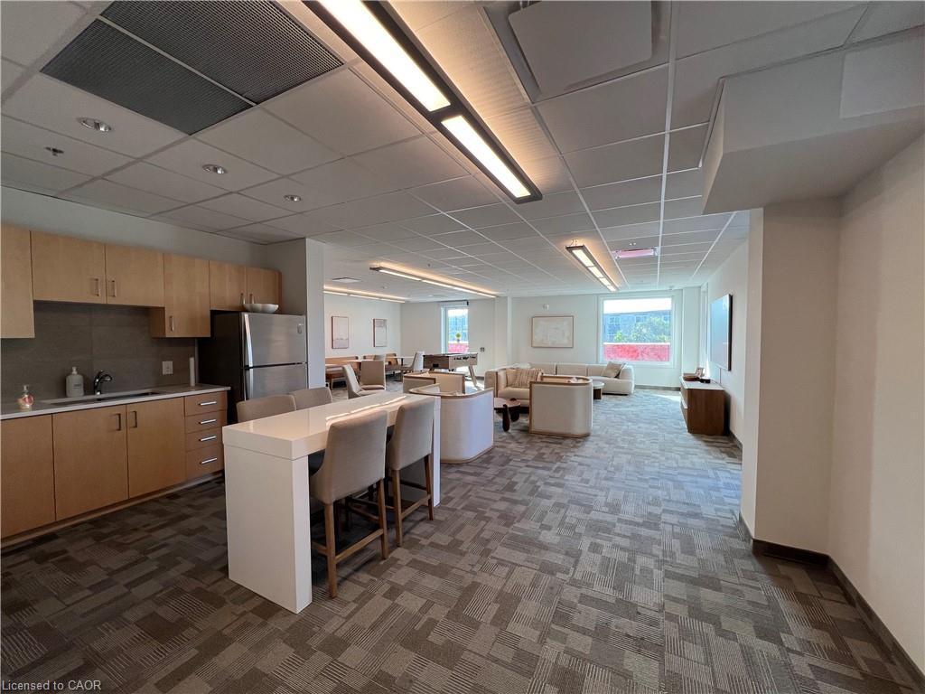 412-301 Westmount Road W, Kitchener, ON - Indoor Photo Showing Kitchen