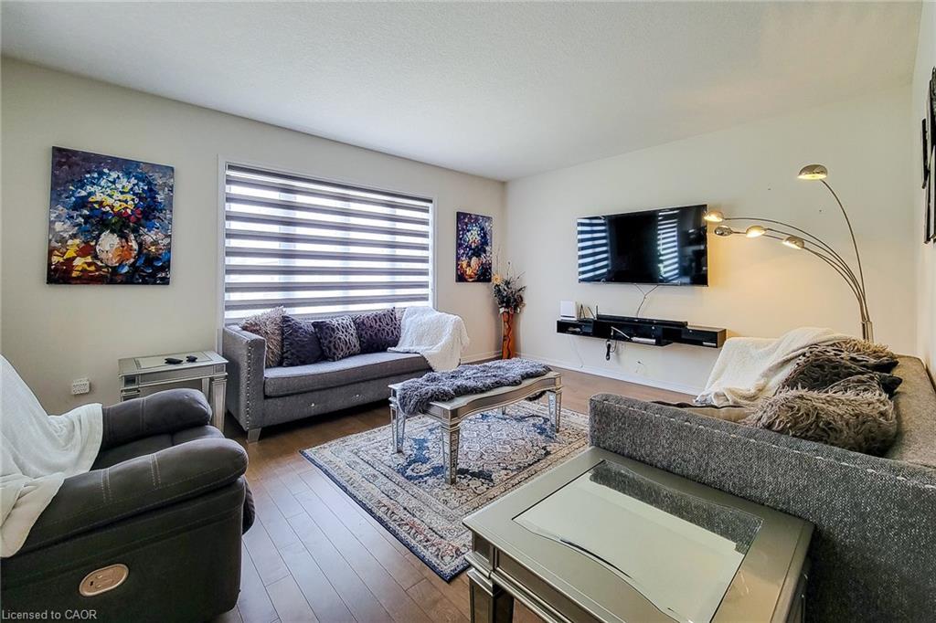 11 Seanesy Drive, Thorold, ON - Indoor Photo Showing Living Room