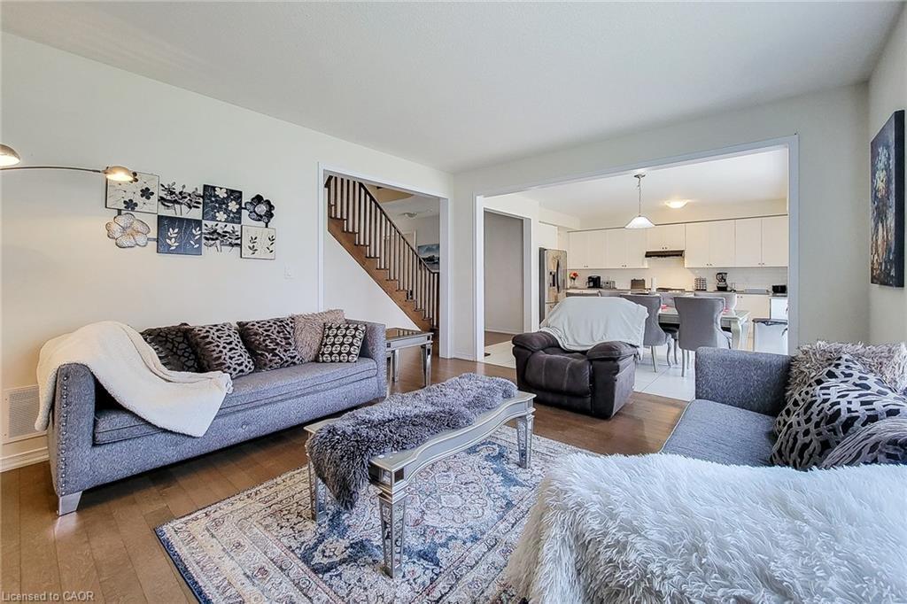 11 Seanesy Drive, Thorold, ON - Indoor Photo Showing Living Room
