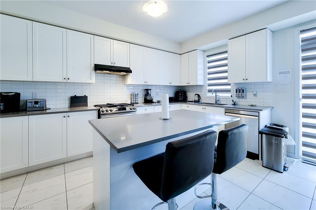 11 Seanesy Drive, Thorold, ON - Indoor Photo Showing Kitchen With Double Sink