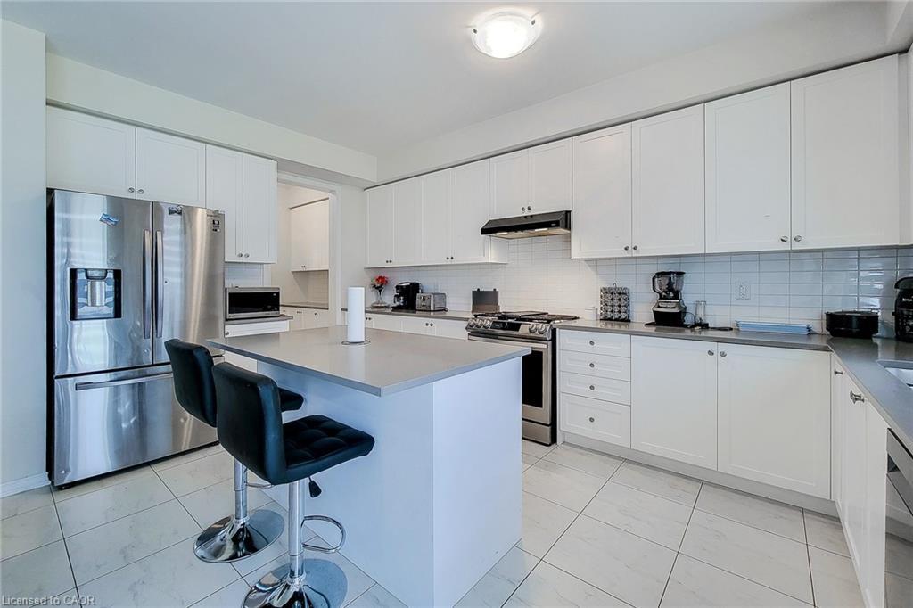 11 Seanesy Drive, Thorold, ON - Indoor Photo Showing Kitchen With Upgraded Kitchen