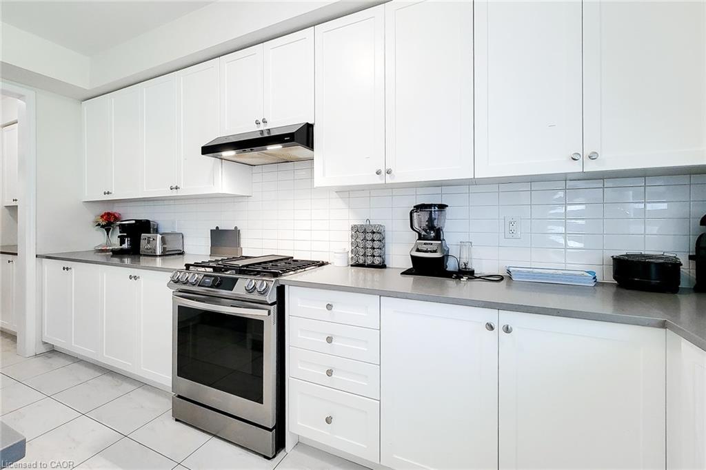 11 Seanesy Drive, Thorold, ON - Indoor Photo Showing Kitchen
