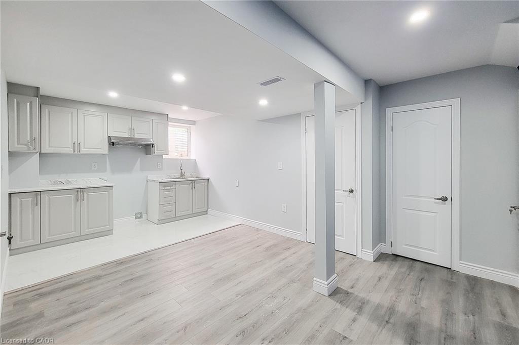 11 Seanesy Drive, Thorold, ON - Indoor Photo Showing Kitchen