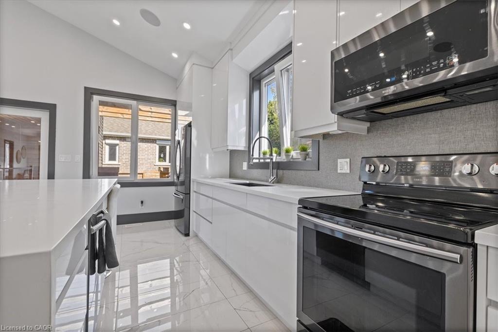 404 Montrose Street N, Cambridge, ON - Indoor Photo Showing Kitchen