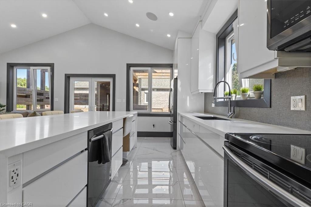 404 Montrose Street N, Cambridge, ON - Indoor Photo Showing Kitchen With Upgraded Kitchen