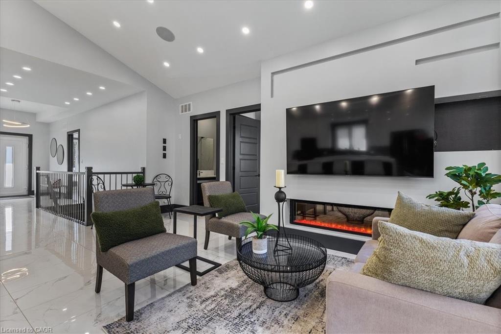 404 Montrose Street N, Cambridge, ON - Indoor Photo Showing Living Room