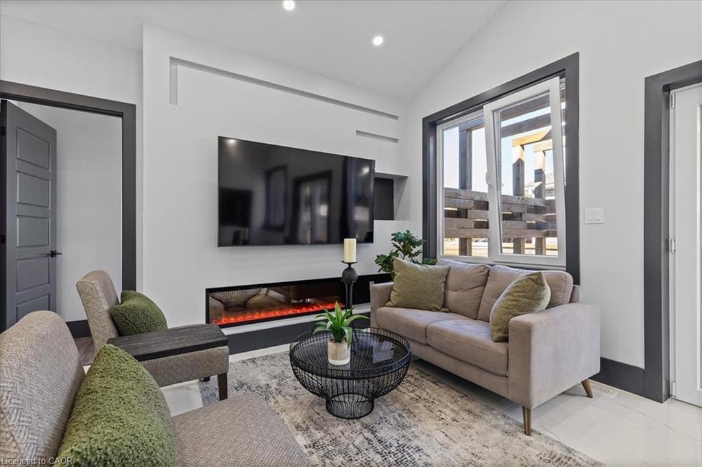 404 Montrose Street N, Cambridge, ON - Indoor Photo Showing Living Room