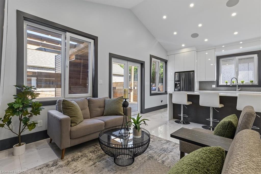 404 Montrose Street N, Cambridge, ON - Indoor Photo Showing Living Room
