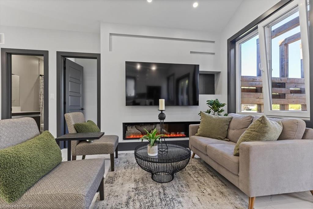 404 Montrose Street N, Cambridge, ON - Indoor Photo Showing Living Room