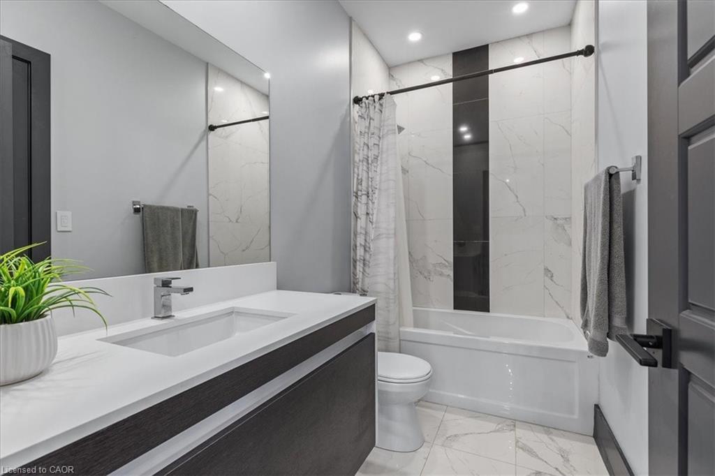 404 Montrose Street N, Cambridge, ON - Indoor Photo Showing Bathroom