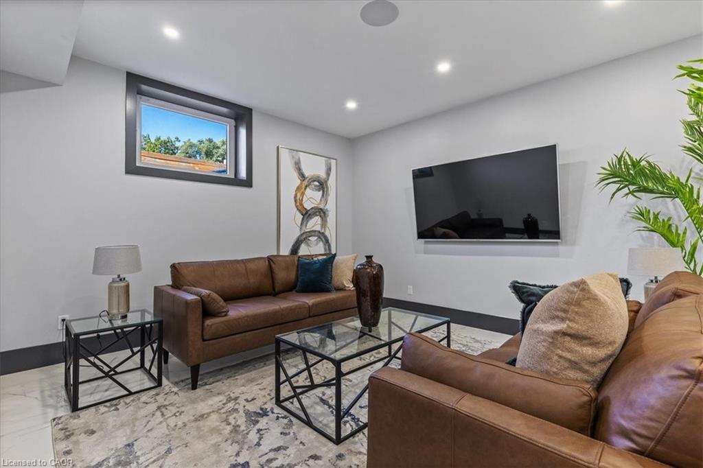 404 Montrose Street N, Cambridge, ON - Indoor Photo Showing Living Room