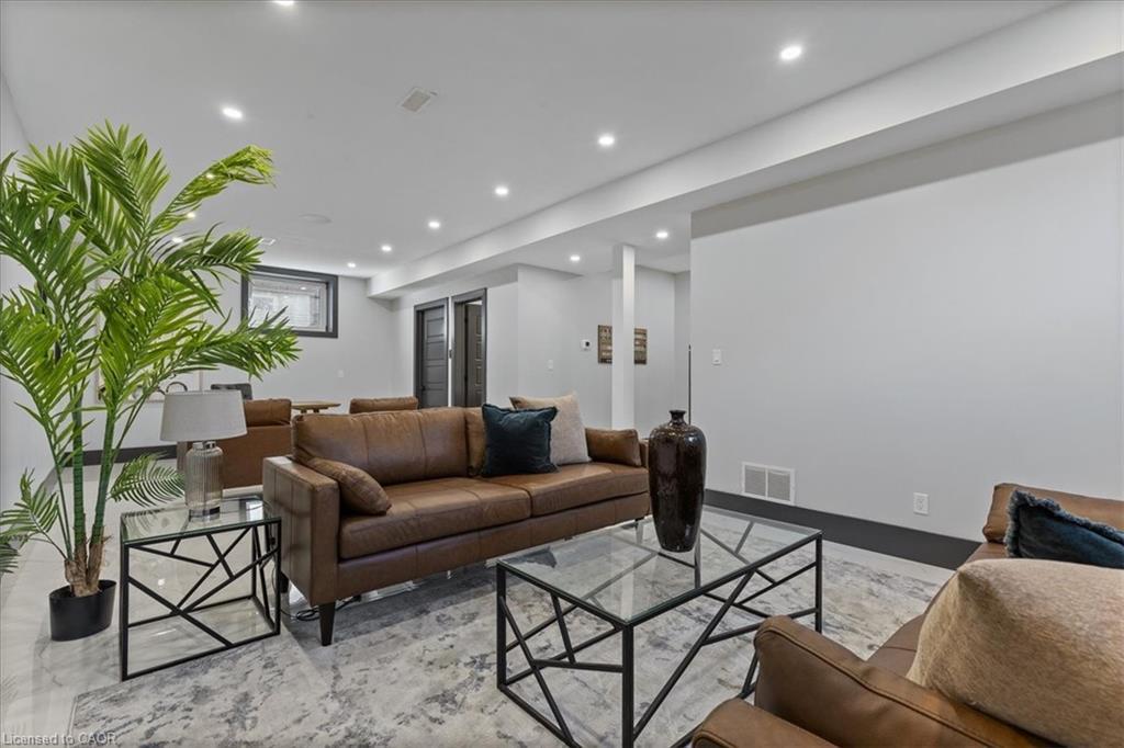 404 Montrose Street N, Cambridge, ON - Indoor Photo Showing Living Room