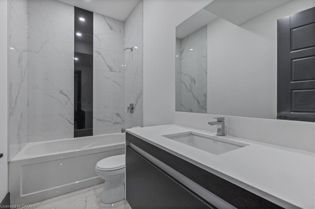 404 Montrose Street N, Cambridge, ON - Indoor Photo Showing Bathroom