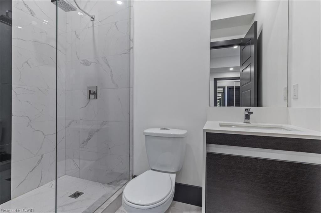 404 Montrose Street N, Cambridge, ON - Indoor Photo Showing Bathroom