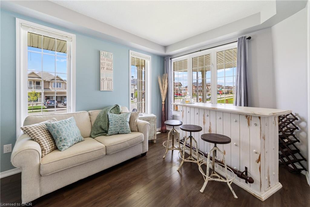 4 Tinlin Drive, Binbrook, ON - Indoor Photo Showing Living Room