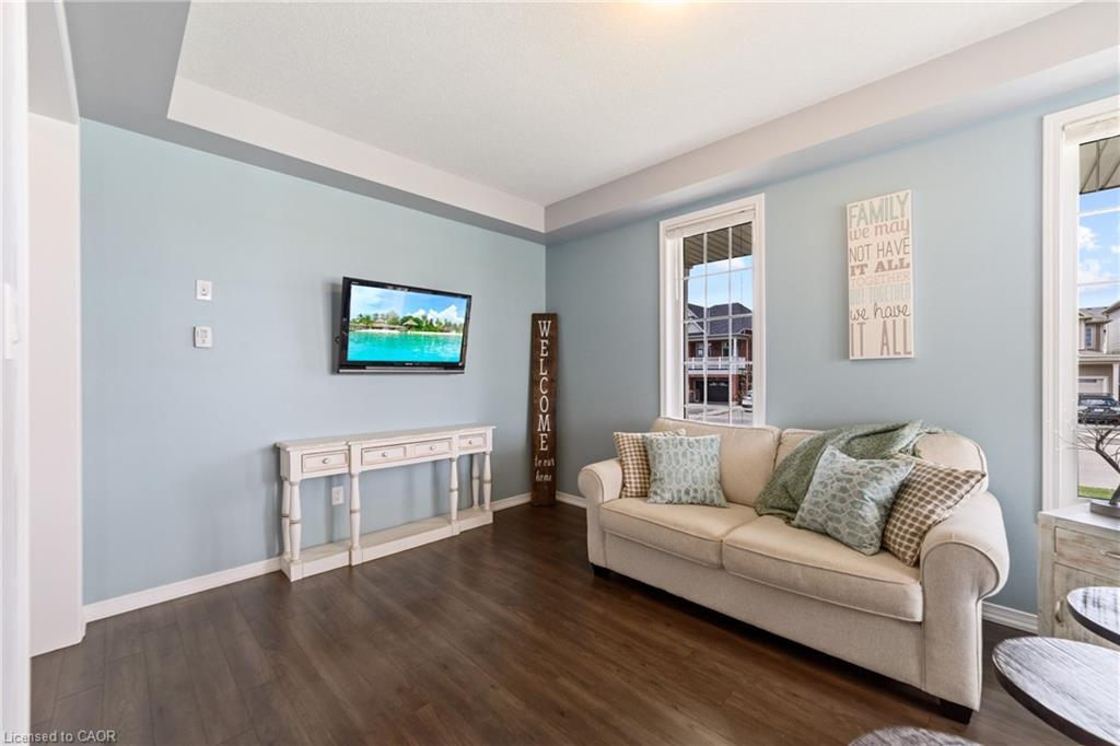 4 Tinlin Drive, Binbrook, ON - Indoor Photo Showing Living Room