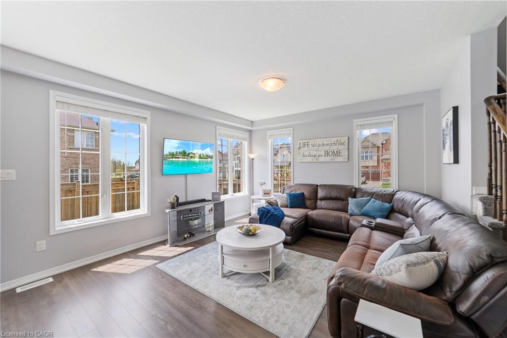 4 Tinlin Drive, Binbrook, ON - Indoor Photo Showing Living Room