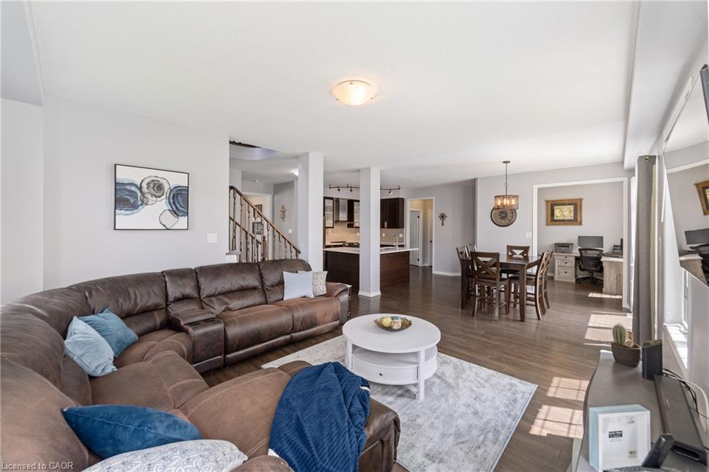 4 Tinlin Drive, Binbrook, ON - Indoor Photo Showing Living Room