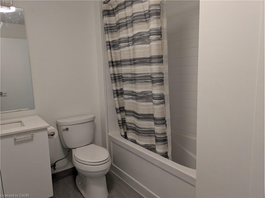 103-467 Charlton Avenue E, Hamilton, ON - Indoor Photo Showing Bathroom