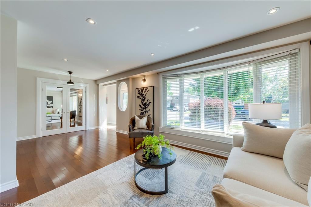 5281 Cindy Lane, Burlington, ON - Indoor Photo Showing Living Room