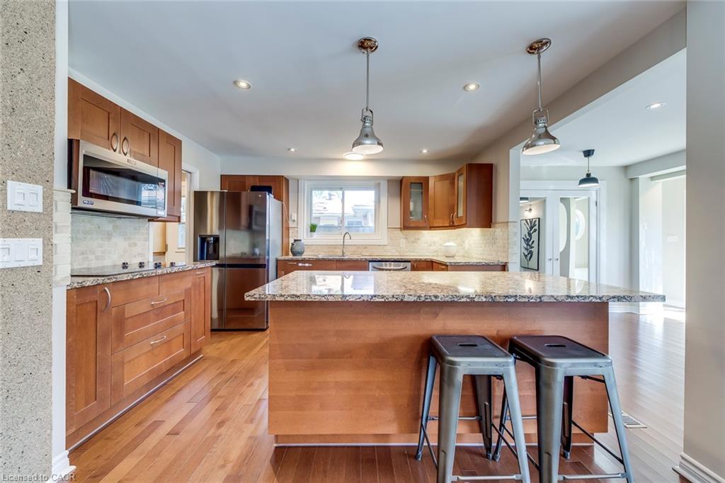 5281 Cindy Lane, Burlington, ON - Indoor Photo Showing Kitchen With Upgraded Kitchen
