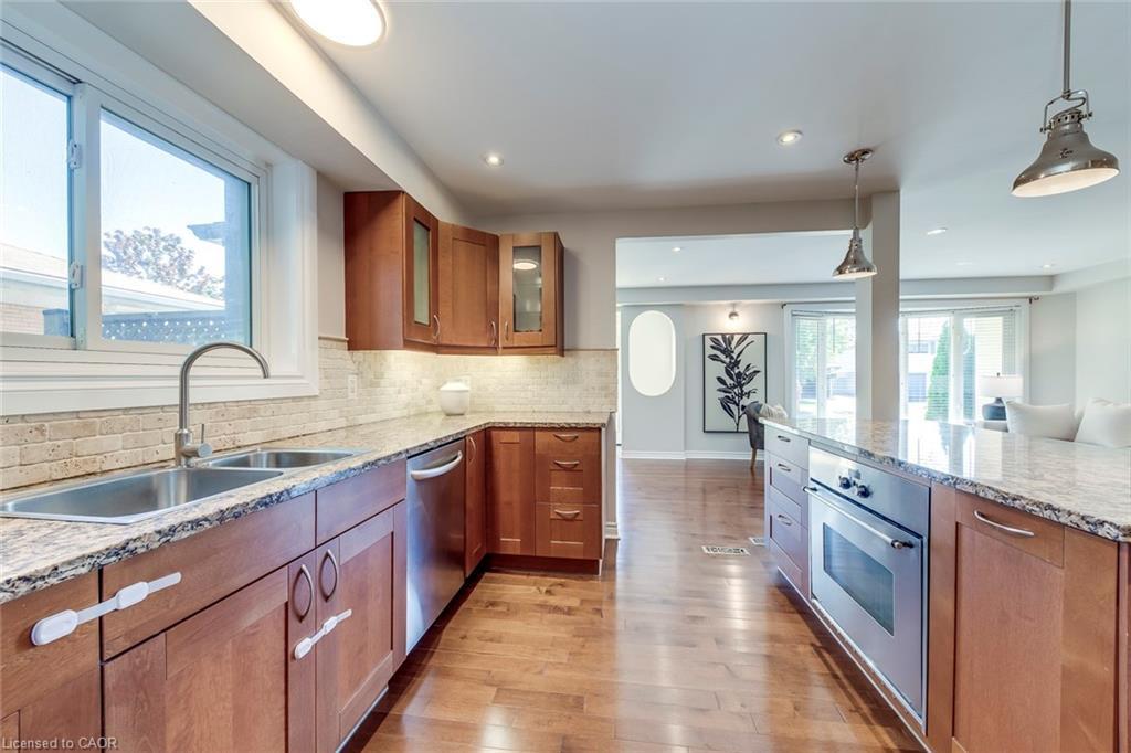 5281 Cindy Lane, Burlington, ON - Indoor Photo Showing Kitchen With Double Sink