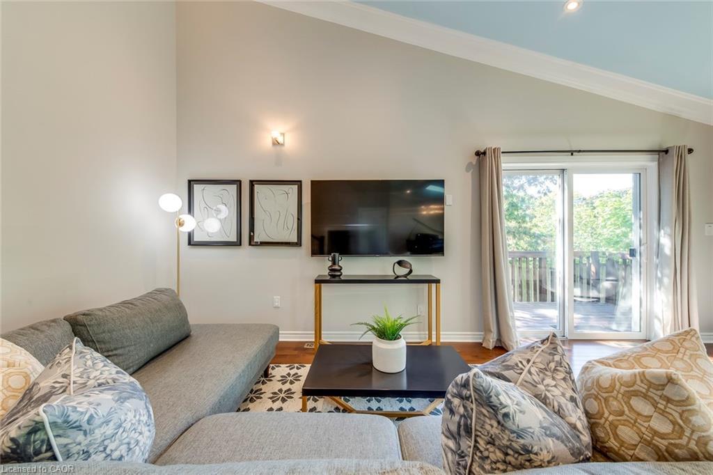 5281 Cindy Lane, Burlington, ON - Indoor Photo Showing Living Room