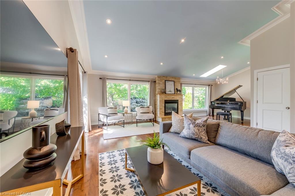 5281 Cindy Lane, Burlington, ON - Indoor Photo Showing Living Room