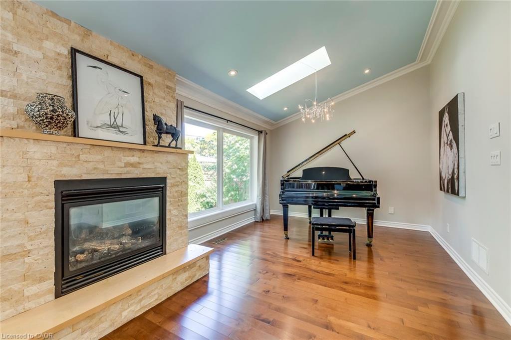 5281 Cindy Lane, Burlington, ON - Indoor Photo Showing Living Room With Fireplace