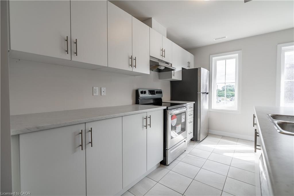 7-677 Park Road, Brantford, ON - Indoor Photo Showing Kitchen With Double Sink