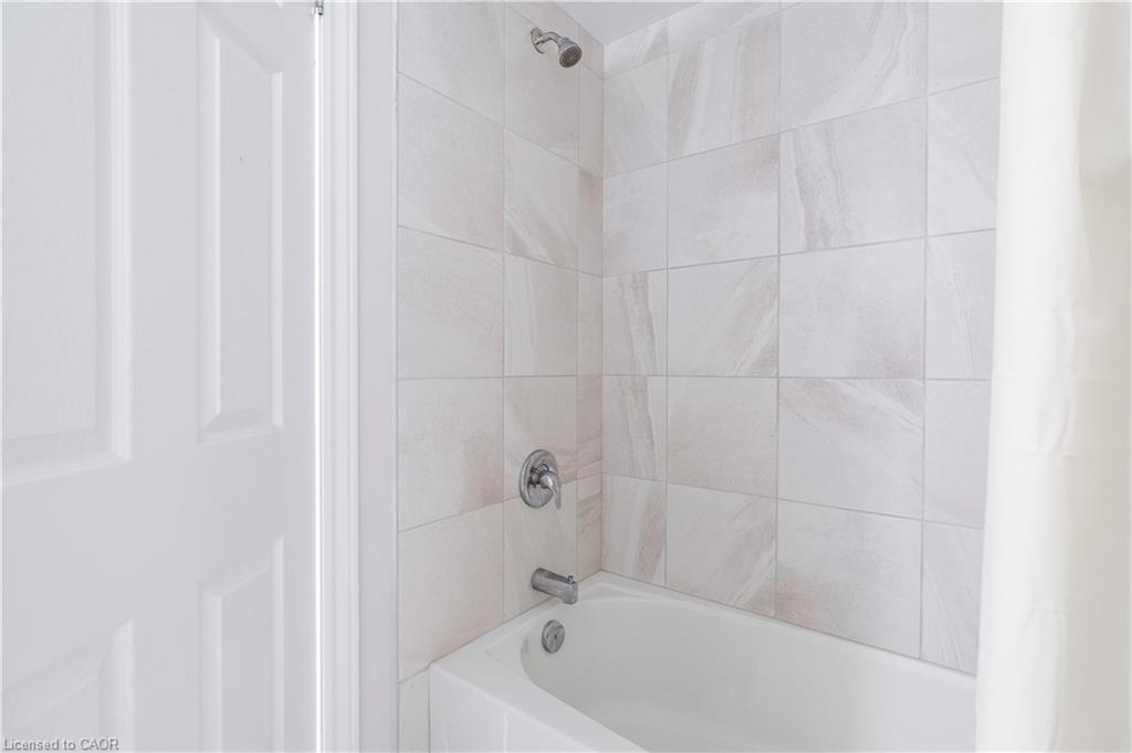 7-677 Park Road, Brantford, ON - Indoor Photo Showing Bathroom