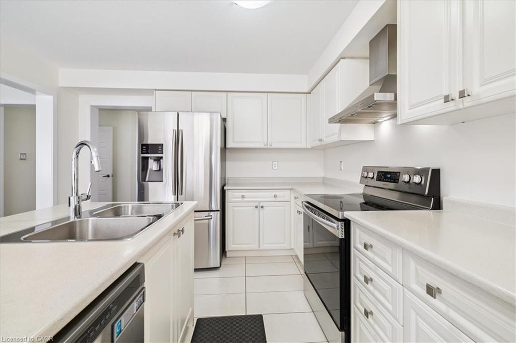 107 Pagebrook Crescent, Stoney Creek, ON - Indoor Photo Showing Kitchen With Double Sink With Upgraded Kitchen