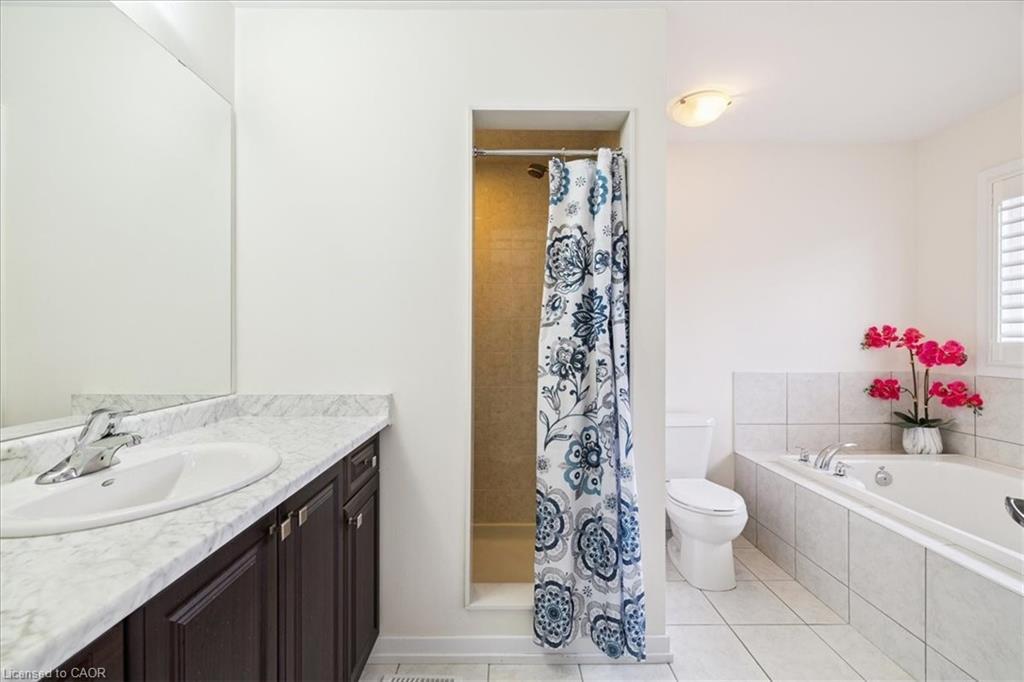 107 Pagebrook Crescent, Stoney Creek, ON - Indoor Photo Showing Bathroom