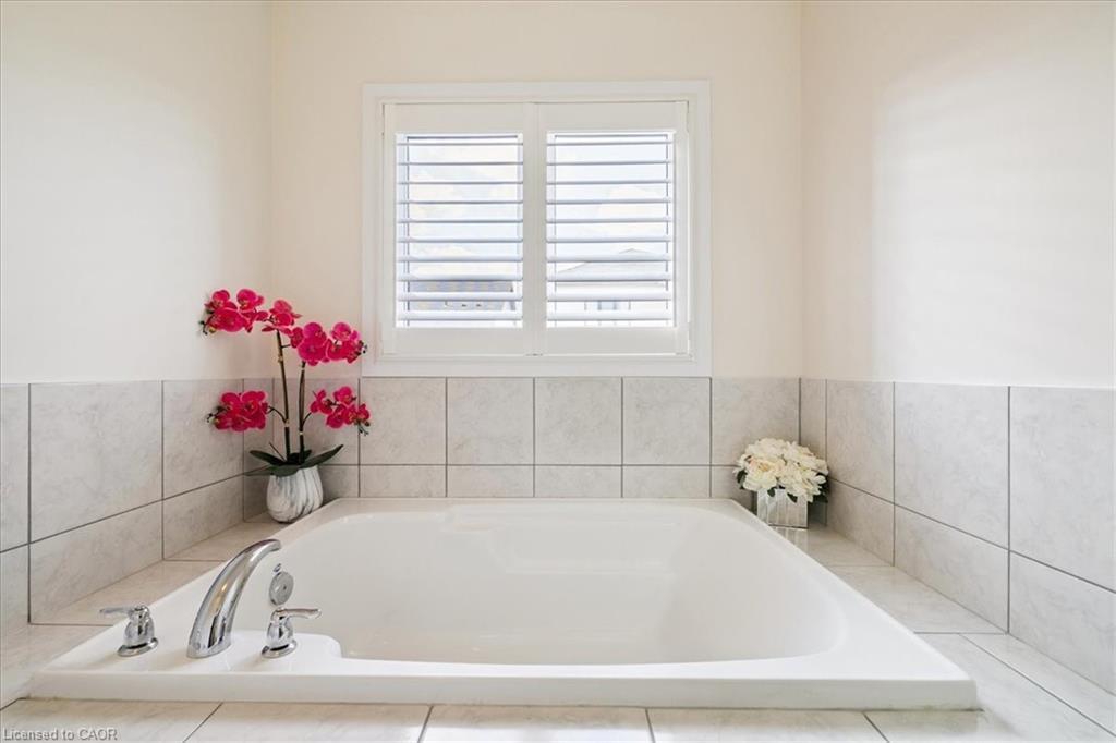 107 Pagebrook Crescent, Stoney Creek, ON - Indoor Photo Showing Bathroom